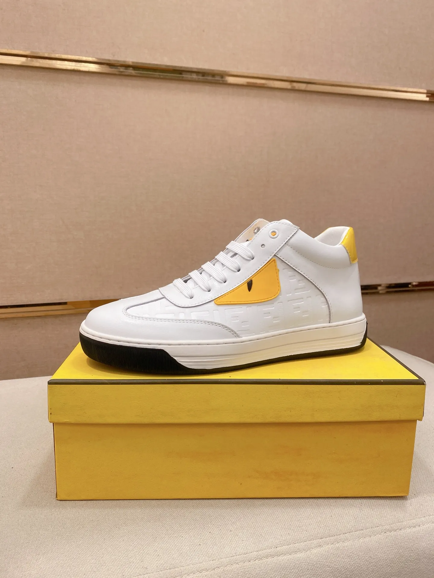 Factory price: 420💰[Fendi] Fendi’s latest men’s casual shoes! Available at counters simultaneously! A one-to-one replica of the original. All imported official website one-to-one cowhide fabric. The interior is made of top-grade sheepskin, and the original factory-supplied rubber outsole is used. Leading new fashion concepts. Matching code: 38-44. (can be customized for 45 non-refundable)